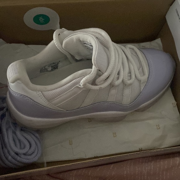 women’s jordan retro 11 low top - Picture 6 of 7